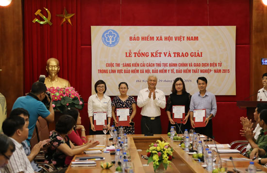 Ông Lương Anh Tuấn trao giải cho các cá nhân đoạt giải khuyến khích